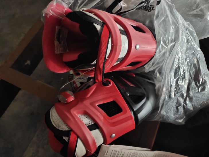 轮滑鞋全新红（38）蓝（42）两双