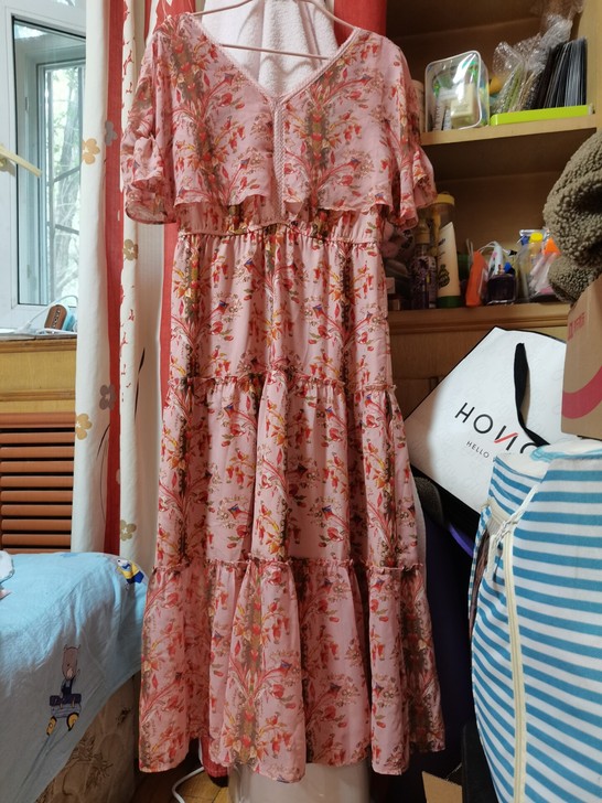 碎花连衣裙，我妈买的已剪吊牌，我有点溜肩，...