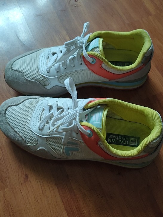 斐乐37码运动鞋,保正无破损!磨损小六七成...