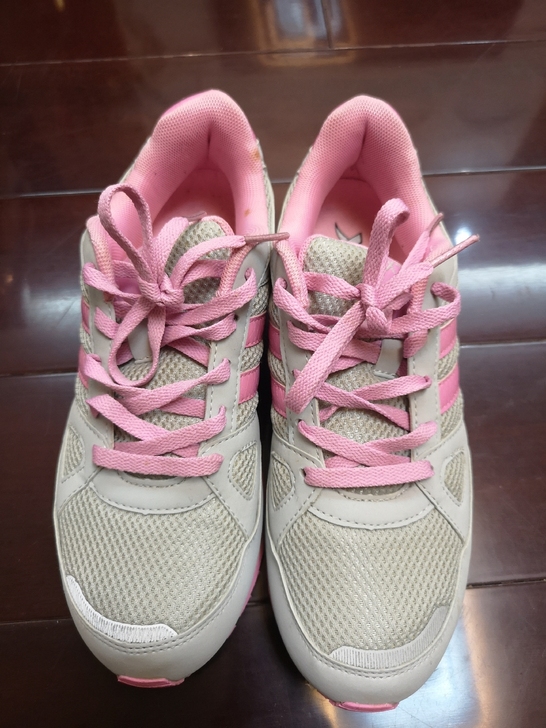 特步女士粉色运动鞋，38码。九成新。