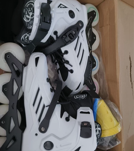 轮滑鞋41-42可穿，无磨损，只在地砖上滑...