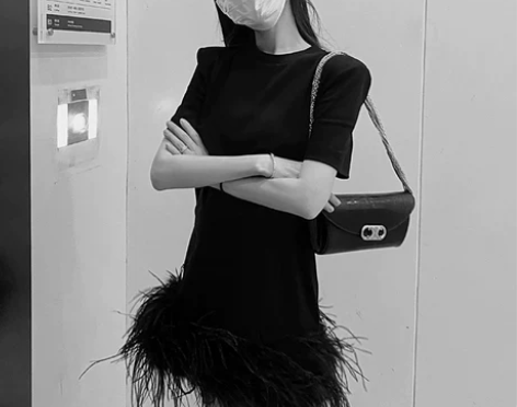 ABchic by AB黑色毛毛垫肩连衣裙...