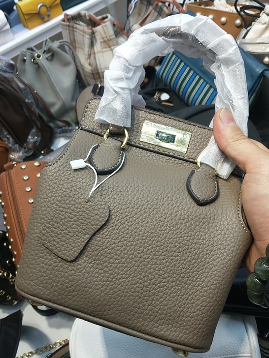 实体店特价清仓店铺到期转型！女包19元起