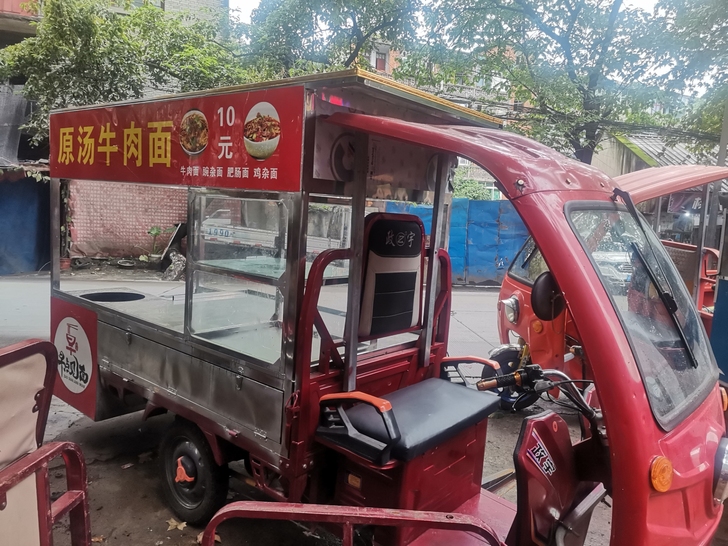 出售一台小吃三轮车，九成新，只卖3两天面。