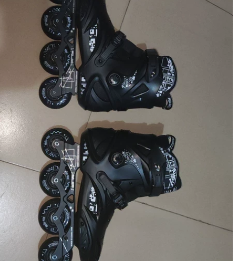 闲置44码轮滑鞋全新，大学社团轮滑鞋，溜冰...