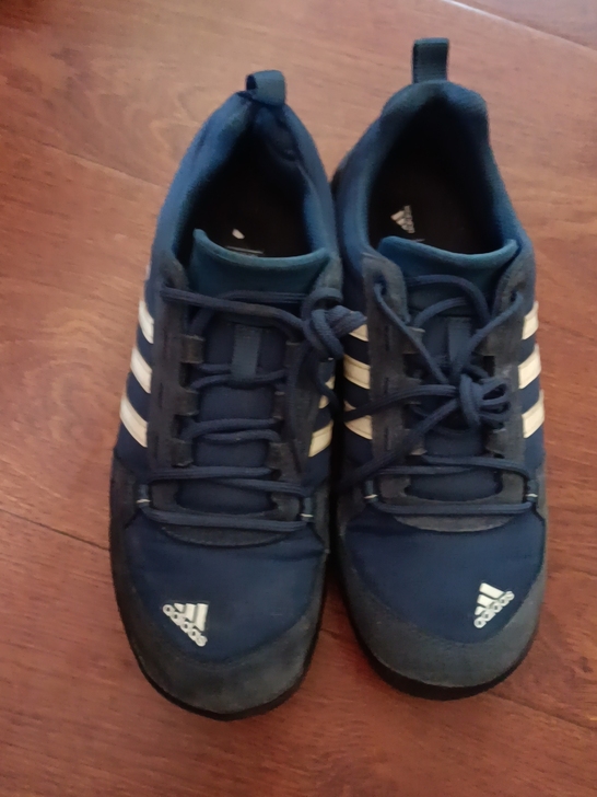 阿迪达斯男款运动鞋，42码，穿着舒适，闲置...