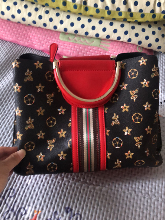 品牌型号稻草人，九成新，包太多了，原价285