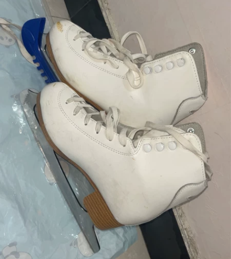 滑冰鞋 刀刃保护的很好 当时七百多买的 3...