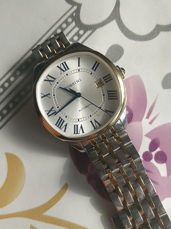 罗西尼机械表，走时很准，一个月误差十秒左右...