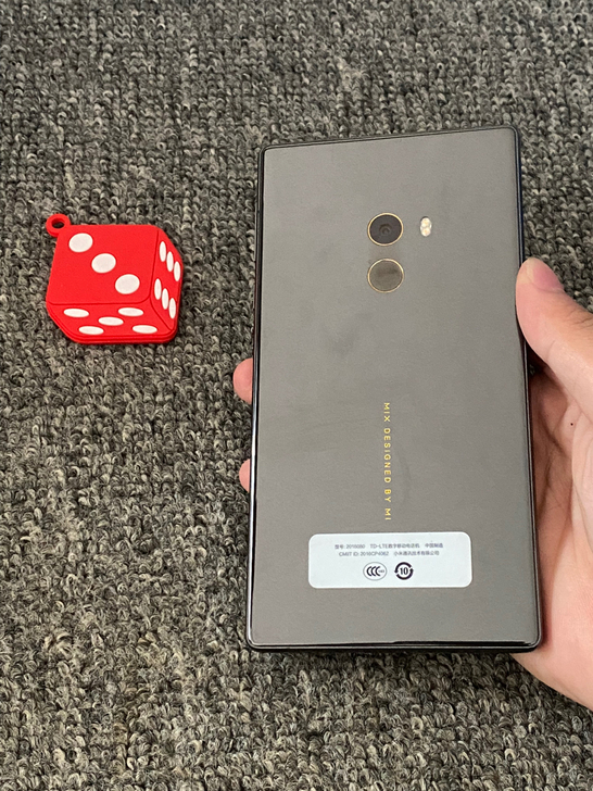 小米MIX 开创了全面屏时代的概念机器 整...