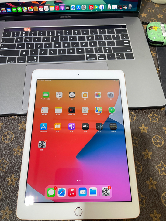 新收国行ipad 2018  128g金色...