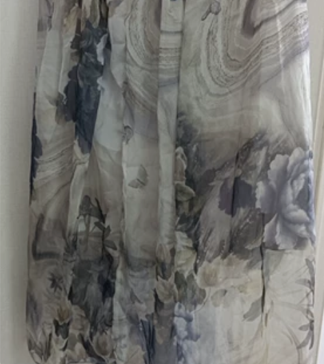 白色中裙，腰围76.臀围104.裙长73....