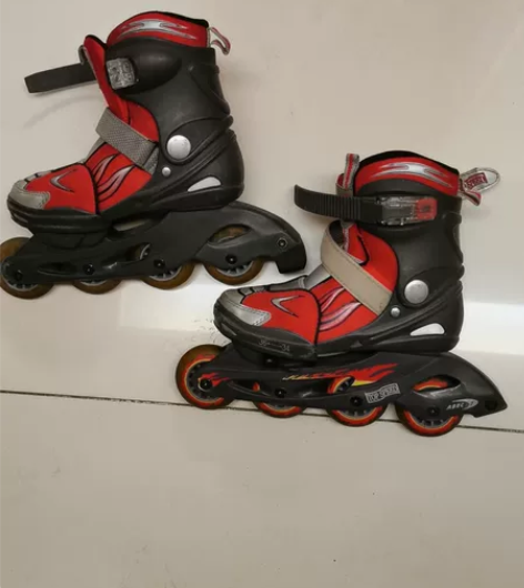 儿童轮滑鞋36到34号的，购买价格已经忘记...