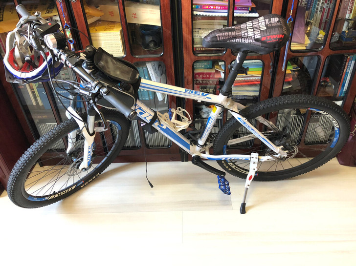 自行车 好像是个纪念版。家人买的，没骑几次...