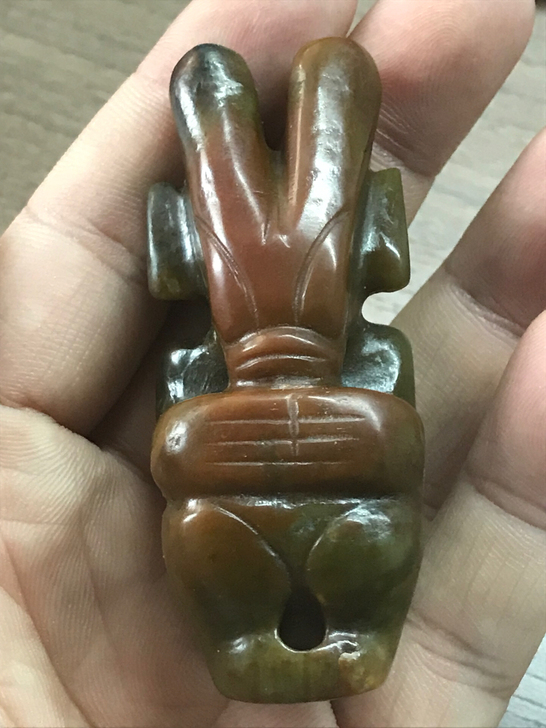 红山文化玉雕太阳神，老玉料玉质柔润，前面红...