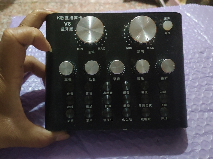 v8直播声卡一个，v8蓝牙版，可以连接上电...