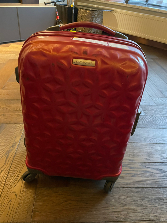 新秀丽行李箱，可登机！有一个轮子有点不是很...