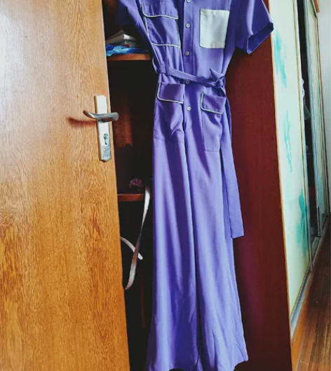 紫色连体裤，比较宽松有腰带，小码中码都能穿...