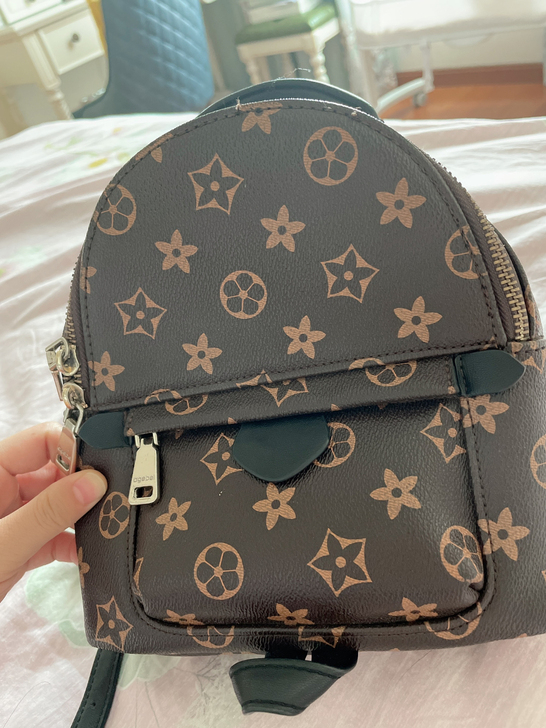 艾吉贝 双肩背包  内部口袋一处有磨损 其...