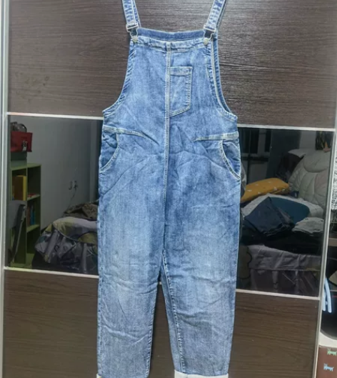 背带牛仔裤。很柔软不硬。微弹力。九成新。没...