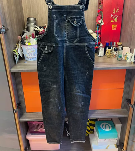 背带牛仔裤。商场专柜购入。L码没穿几次。好...