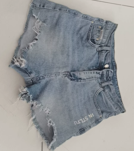 牛仔短裤，穿着很洋气，面料很舒服，喜欢的赶...