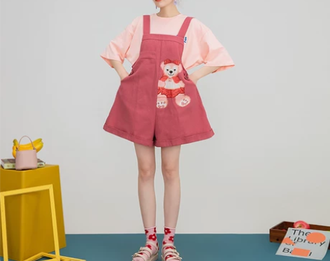 【狂欢价】时髦卡通小熊背带短裤女夏2021...