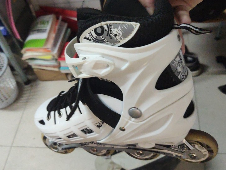 轮滑鞋，划过两次，没在用了，可小刀。