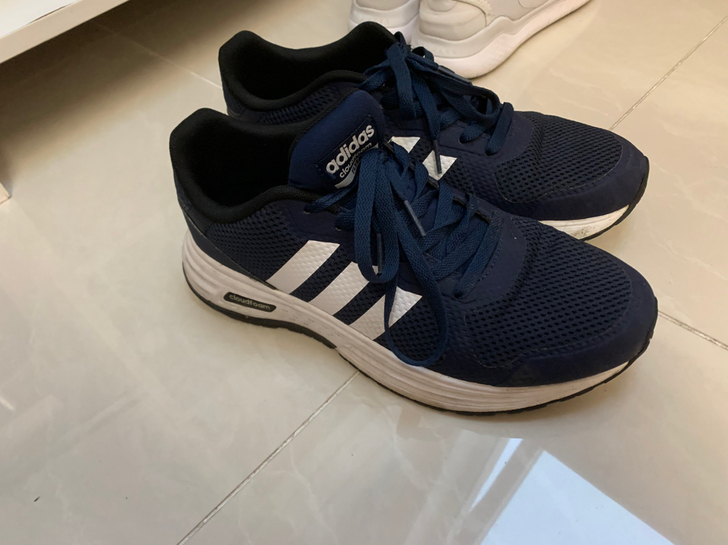 阿迪达斯跑步鞋41.5码