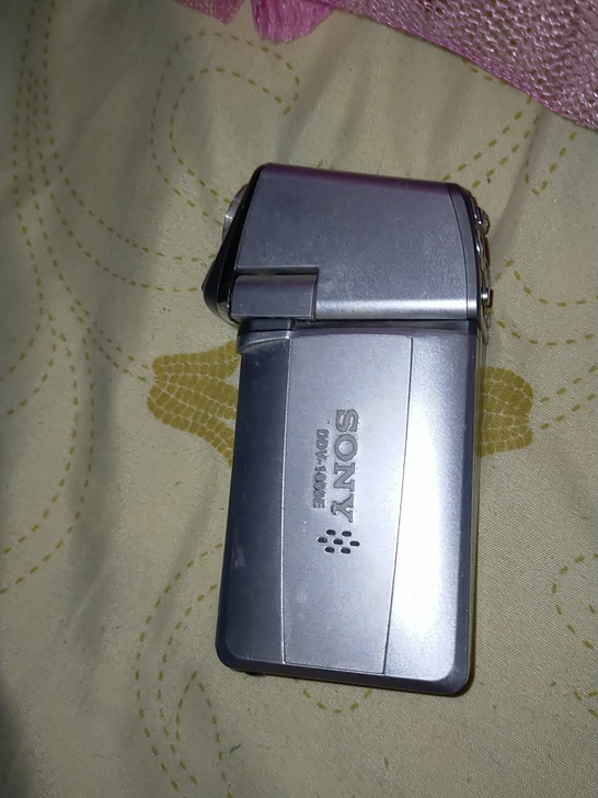 应该是摄像机。没有电池后盖,充电不开机,型...