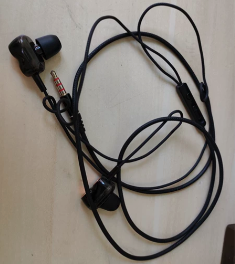 1惠寻耳机，双动圈。可通话。 2兰士顿，可...