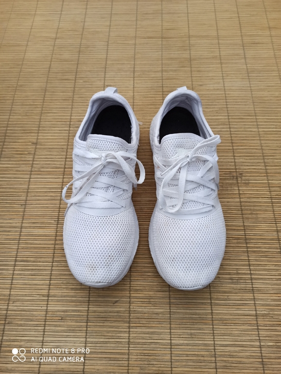 43码特步运动鞋