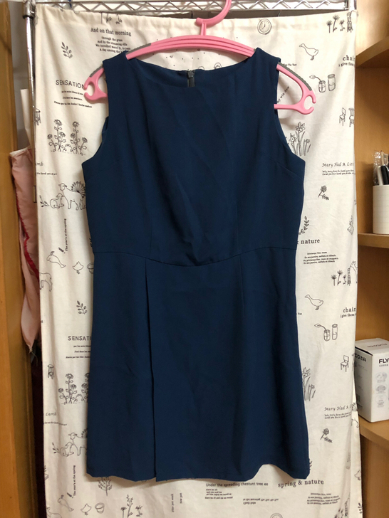 深蓝色连衣裙子，面料是西装那种滑的垂的面料...