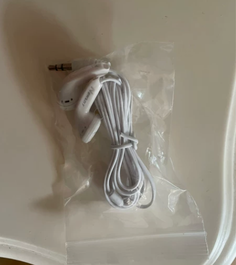 全新耳机一副，未拆封。一经售出，概不退换。...