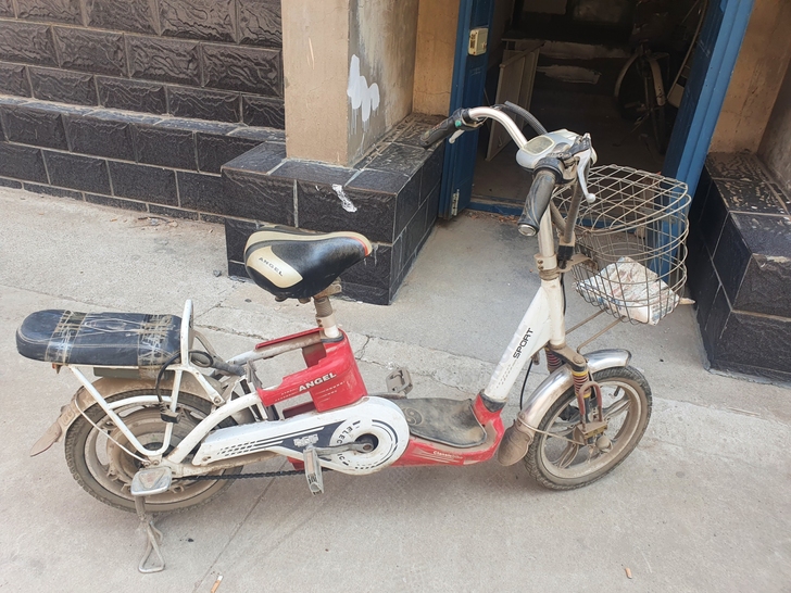 安琪儿电动车,能骑,好骑。瑕疵,后轮轮毂裂...