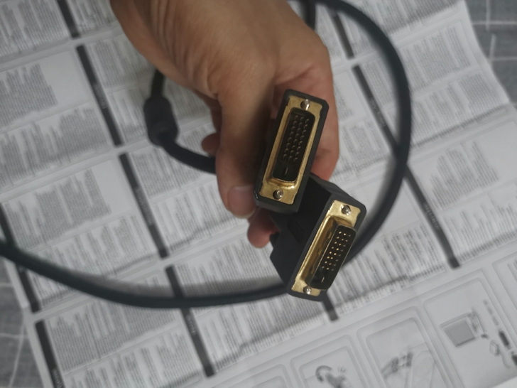 DVI接口线，线外层有保护层。买了新显卡接...