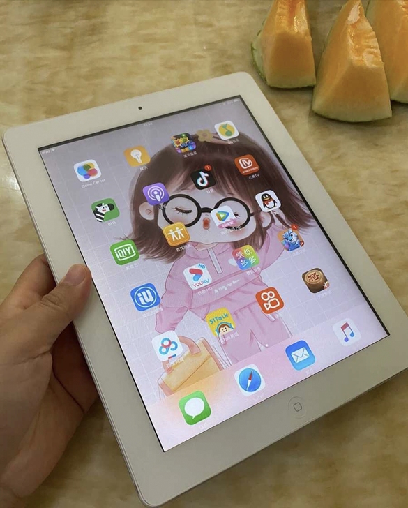 女生学习用的苹果平板电脑iPad九成新32...