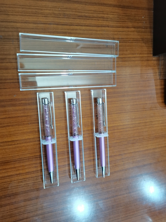 圆珠笔 水晶圆珠笔 有三支 如图 左边两只...