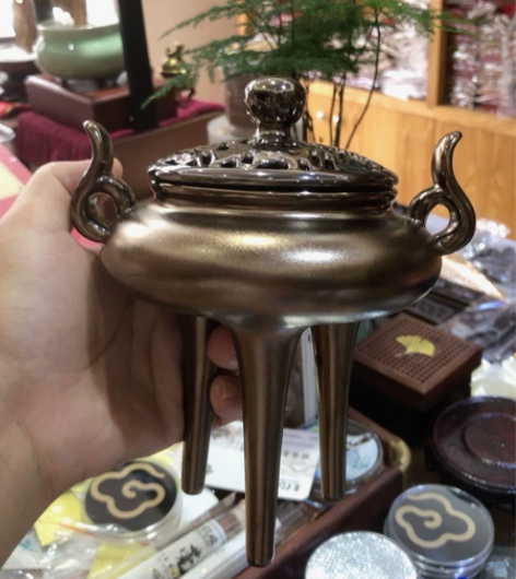 陶瓷熏香炉,银釉纯手工制作。 感兴趣的话点...