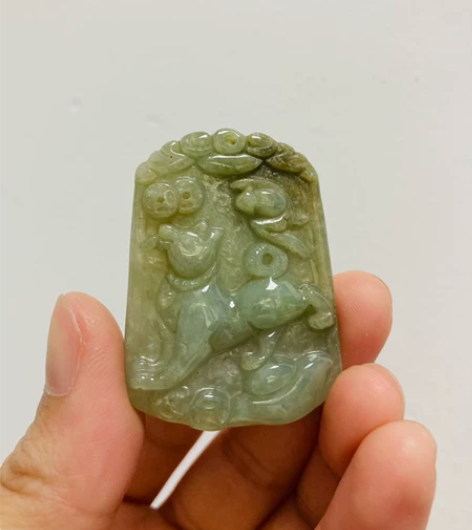金钱生肖狗玉雕吊坠 感兴趣的话点“我想要”...