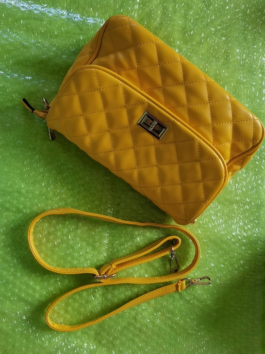 明黄色菱格包包,材质柔软空间大,欢迎光临