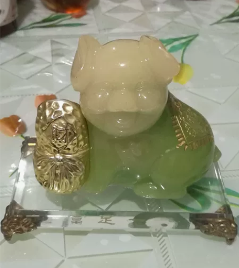 玉雕 一尊猪玉雕，什么情况，我也不知道，不...