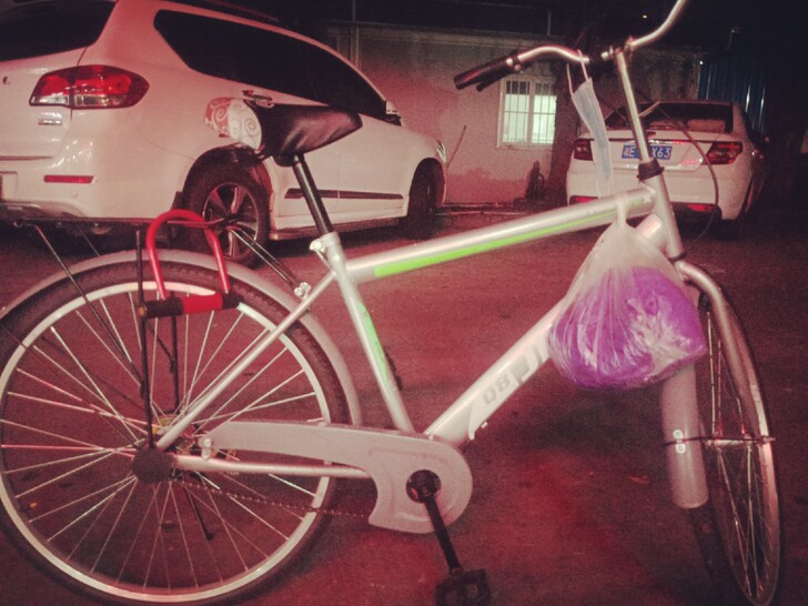 3个轮子，一个轮子没下过地。一个雨衣，一把...