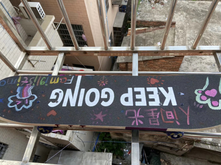 靓女自用滑板，店里买来后就没玩过，可以说是...