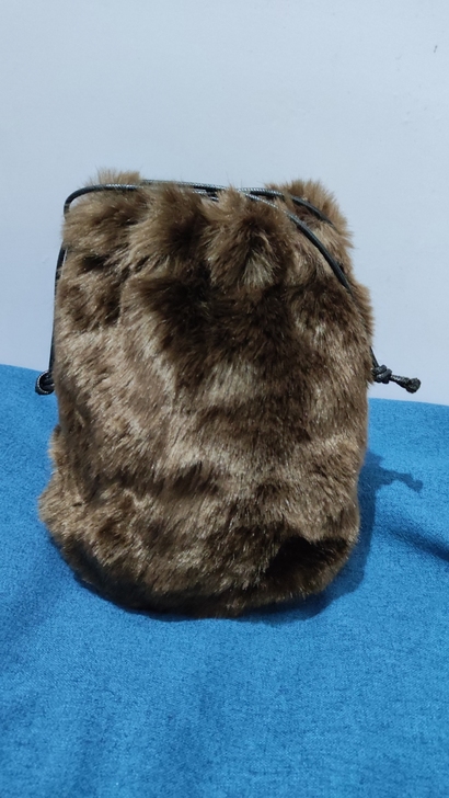 咖啡色，毛毛包