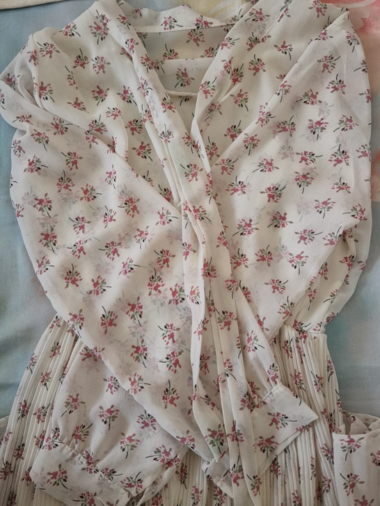 浅米色长袖连衣裙,领口系带子的款,穿过几次...