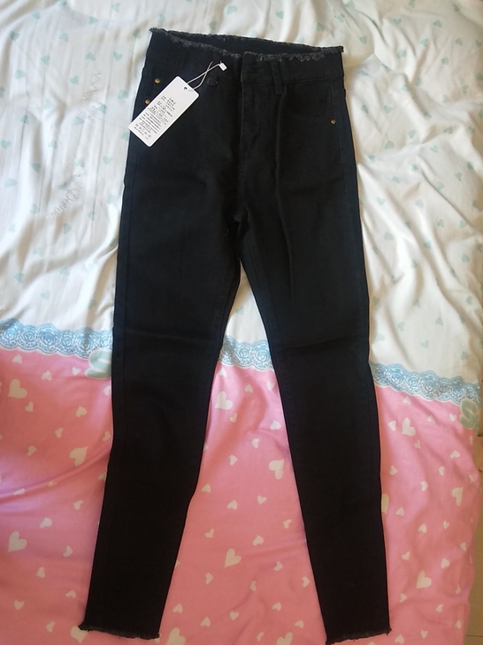 牛仔小脚裤，九分裤，全新未拆，吊牌在，买小...