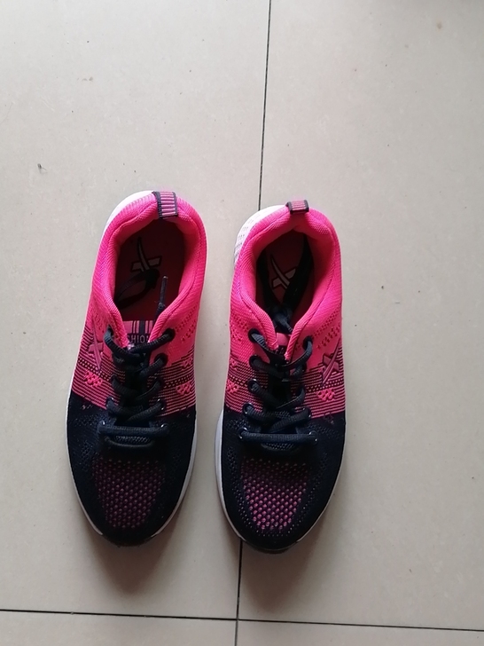 特步女款运动鞋，九成新，除了左脚鞋帮出一处...