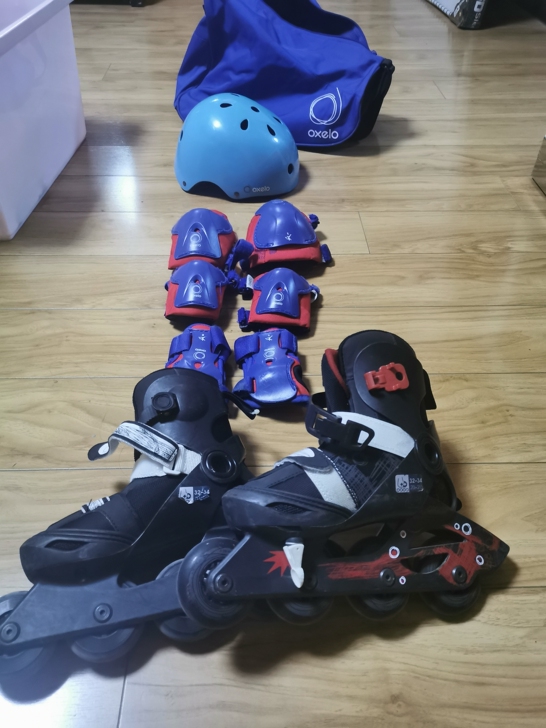 迪卡侬轮滑鞋、护具、包