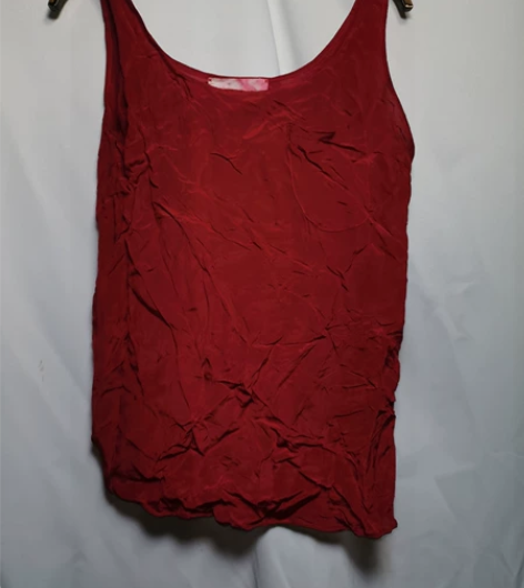 蚕丝背心女，九新无破损低价转！ 感兴趣的话...